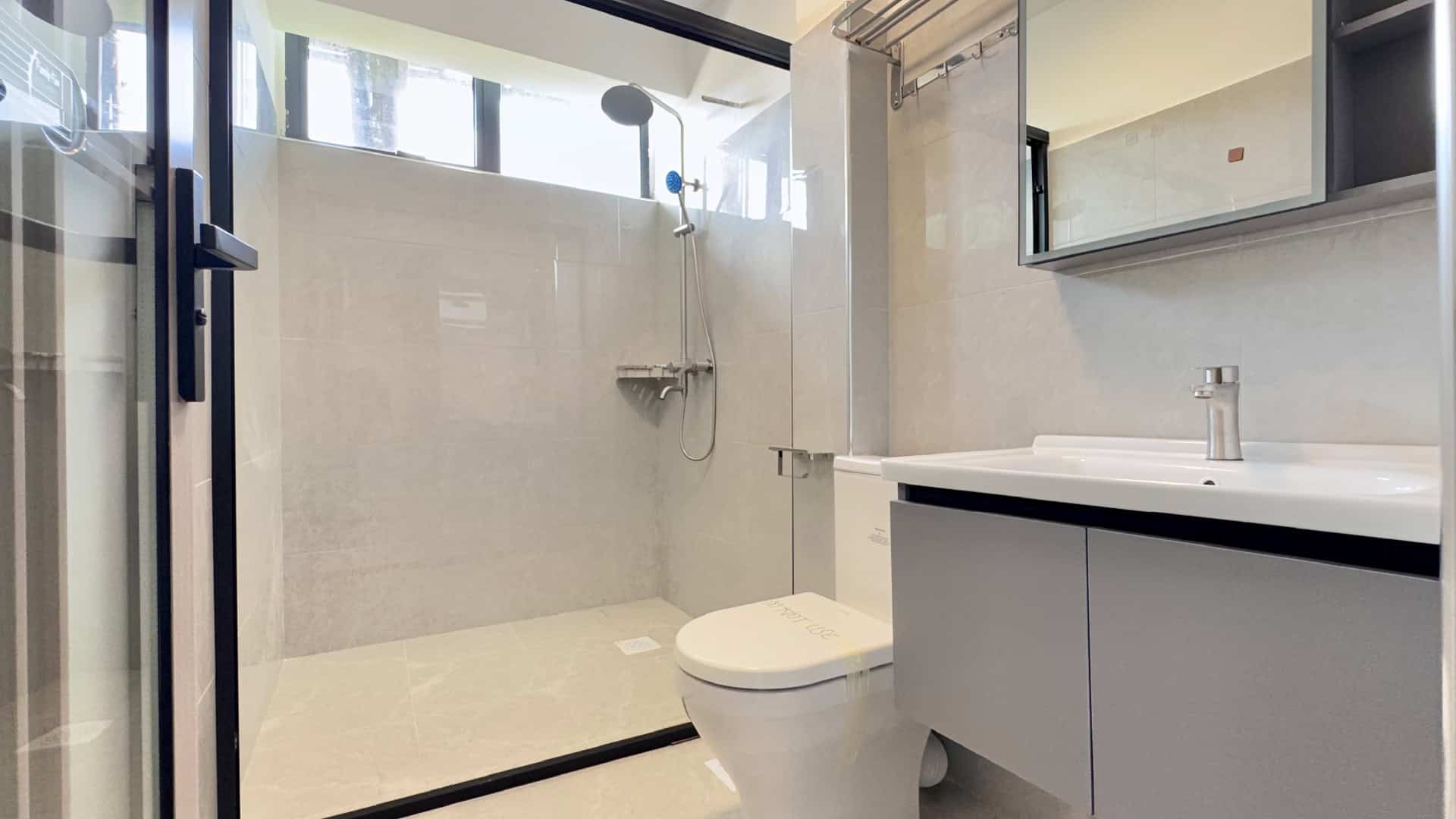 1740395045_washroom 2 bed-100